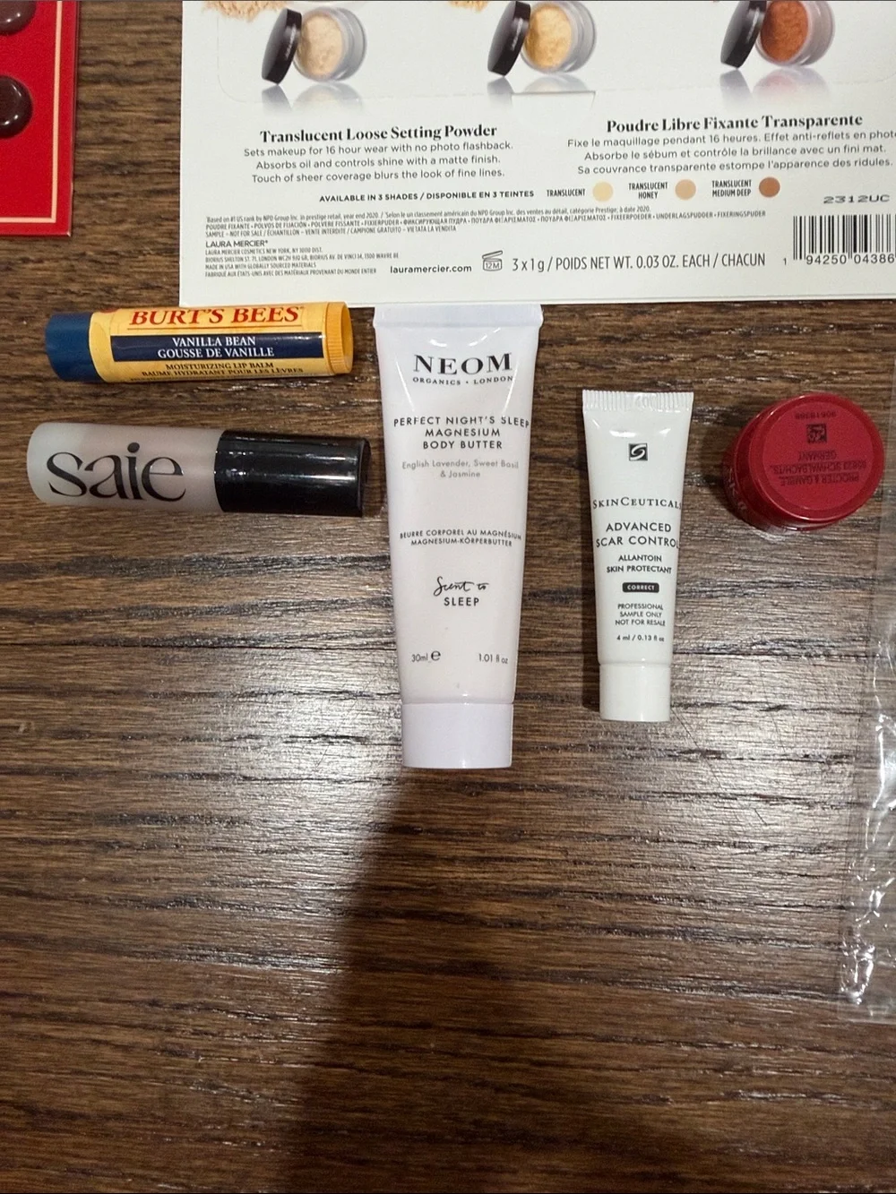 Estée Lauder cosmetic pouch and designer sample bundle